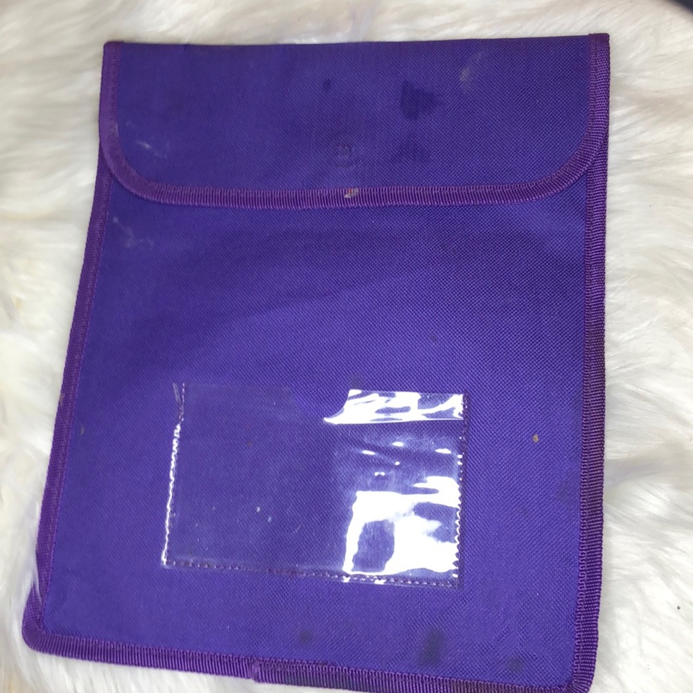 A pouch to put your reading stuff in